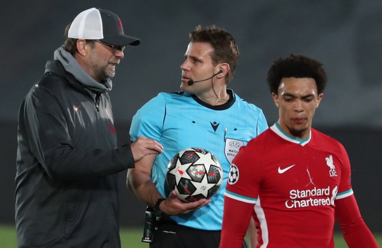 [德甲]丘库埃梅卡起脚远射 皮球折射入网