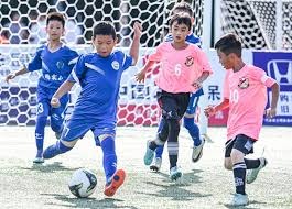 铃木一朗在 2012 年转会洋基后首秀即面对老东家，赛前他向水手看台深深鞠躬